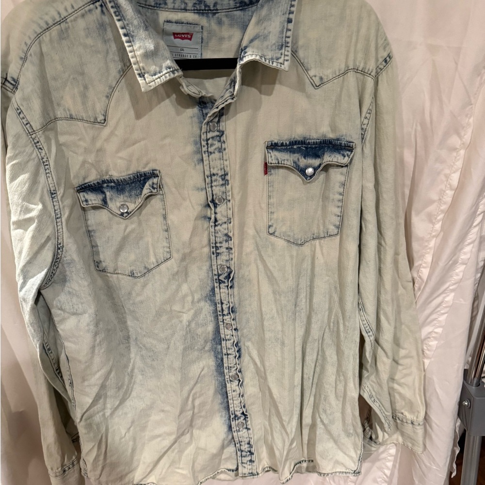 Pre loved Men’s size XXL Levi's Light Blue Denim Shirt with Pockets